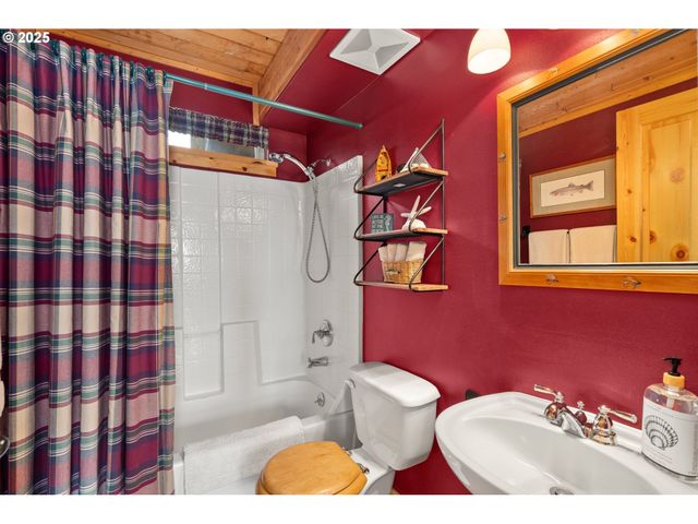 441 Bay Center Rd Rd, South Bend, WA 98586