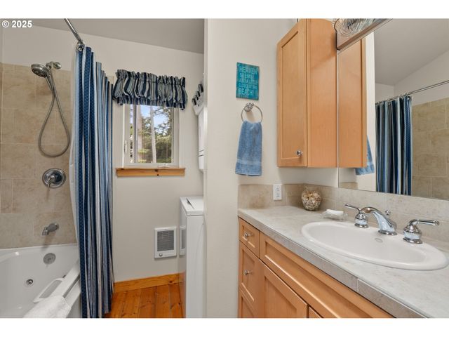 441 Bay Center Rd Rd, South Bend, WA 98586