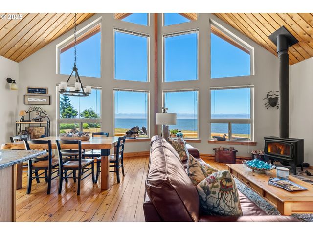 441 Bay Center Rd Rd, South Bend, WA 98586