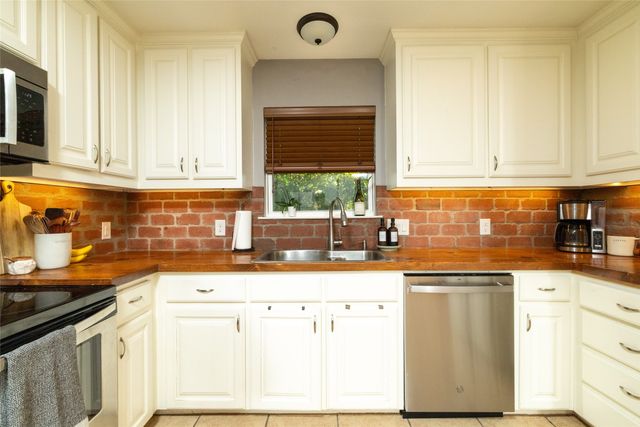 140 Huling Drive, Azle, TX 76020