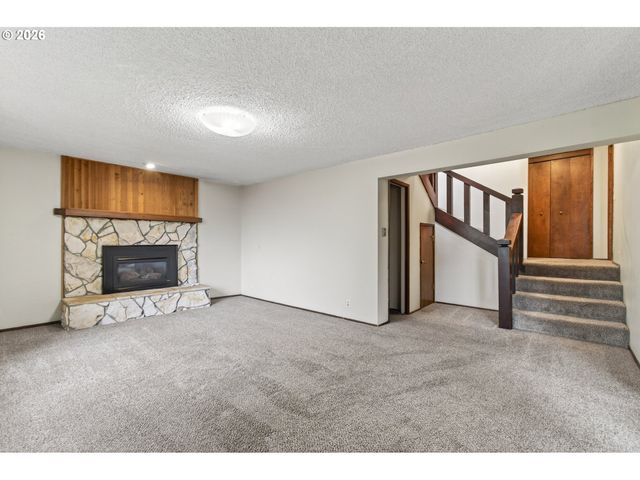 2090 GRAHAM Dr, Eugene, OR 97405