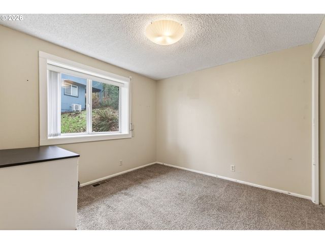 2090 GRAHAM Dr, Eugene, OR 97405