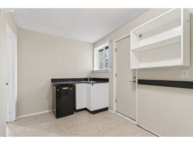 2090 GRAHAM Dr, Eugene, OR 97405