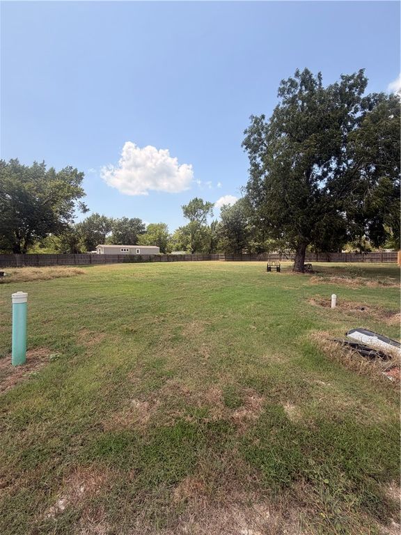 406 North Wrangler Street, Franklin, TX 77856 — photo 2