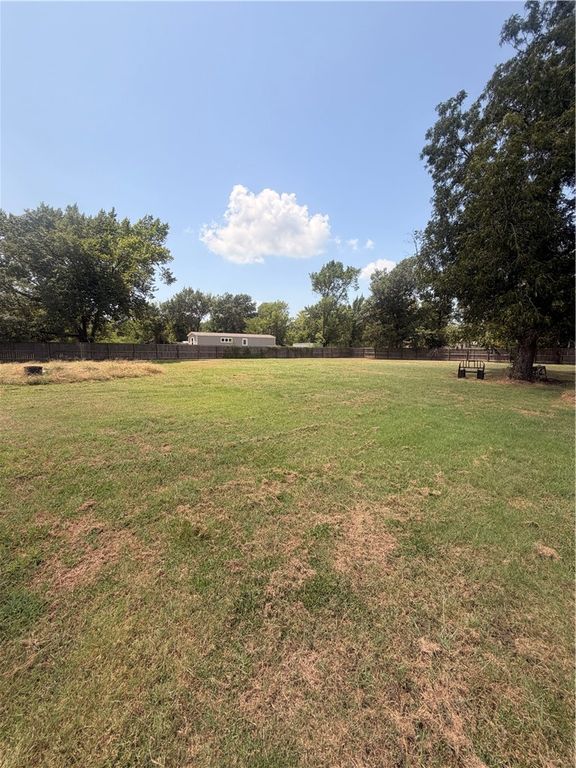 406 North Wrangler Street, Franklin, TX 77856 — photo 3