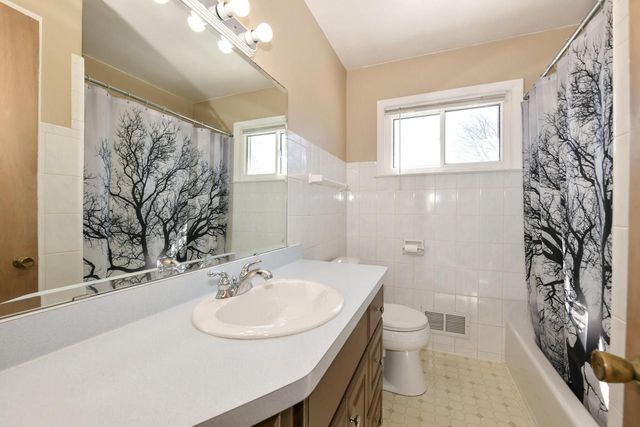 703 Perry AVENUE, Mount Pleasant, WI 53406