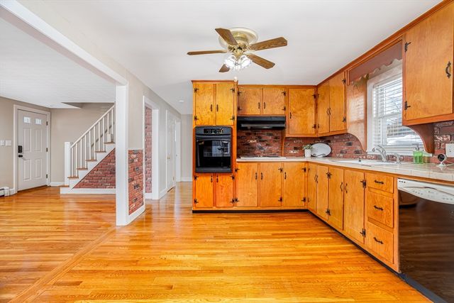 5 South Oliver St, Tewksbury, MA 01876