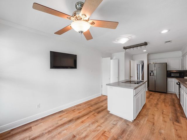 910 Enclave Parkway, Houston, TX 77077