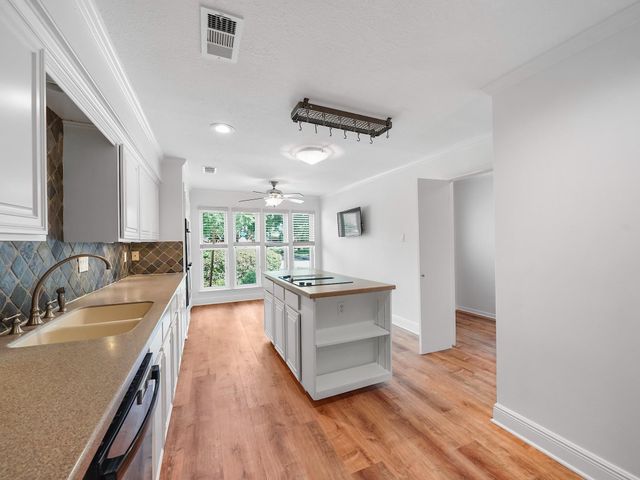 910 Enclave Parkway, Houston, TX 77077