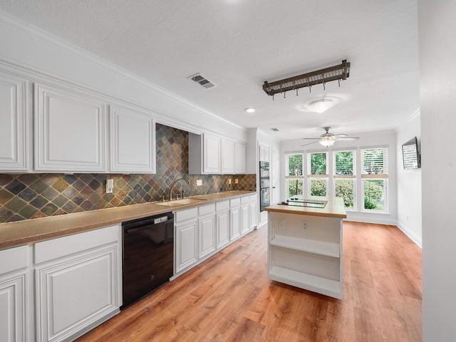 910 Enclave Parkway, Houston, TX 77077