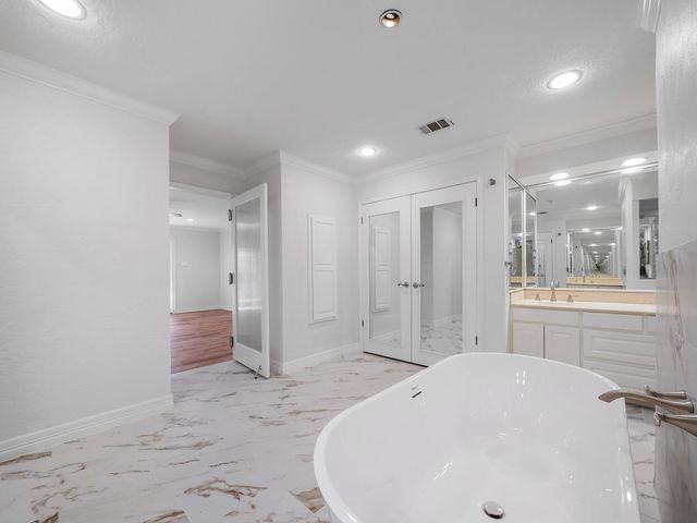 910 Enclave Parkway, Houston, TX 77077