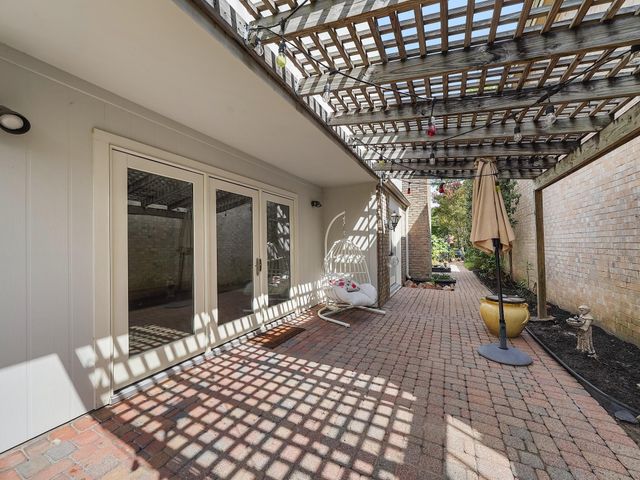 910 Enclave Parkway, Houston, TX 77077