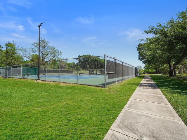 910 Enclave Parkway, Houston, TX 77077