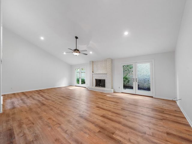 910 Enclave Parkway, Houston, TX 77077