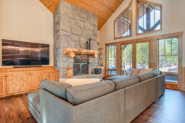 56770 Nest Pine Drive, Bend, OR 97707