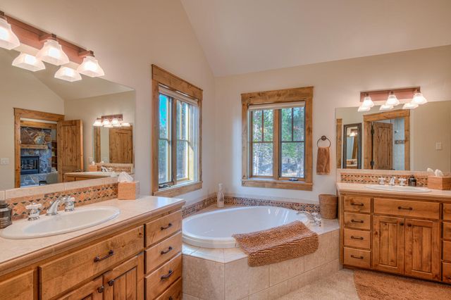 56770 Nest Pine Drive, Bend, OR 97707