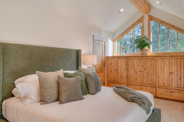 56770 Nest Pine Drive, Bend, OR 97707