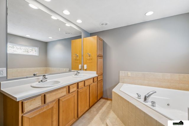 9635 Saint Clement Circle, Lincoln, NE 68526