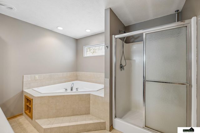 9635 Saint Clement Circle, Lincoln, NE 68526