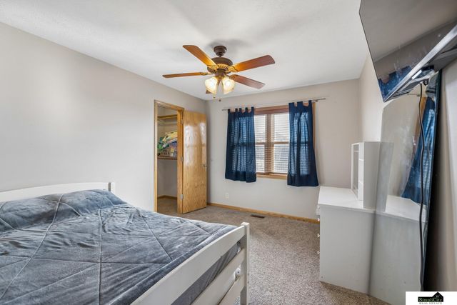 9635 Saint Clement Circle, Lincoln, NE 68526