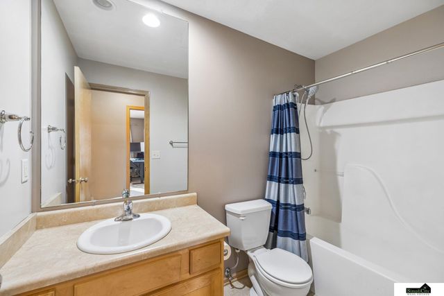 9635 Saint Clement Circle, Lincoln, NE 68526