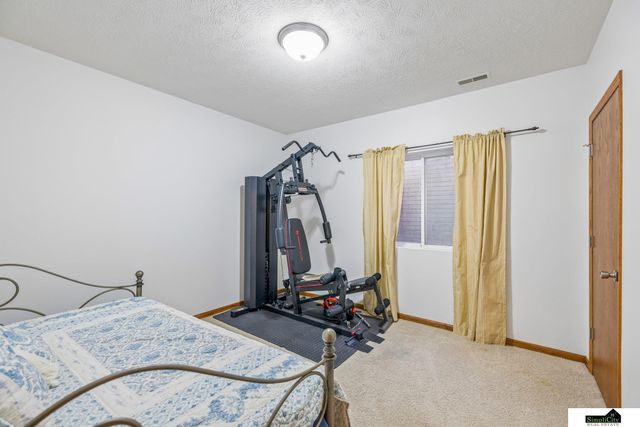 9635 Saint Clement Circle, Lincoln, NE 68526