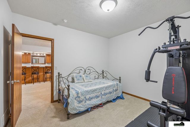 9635 Saint Clement Circle, Lincoln, NE 68526