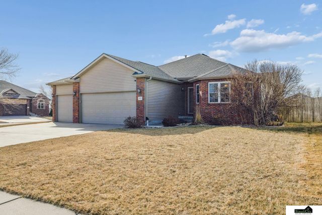 9635 Saint Clement Circle, Lincoln, NE 68526