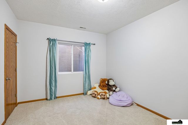 9635 Saint Clement Circle, Lincoln, NE 68526