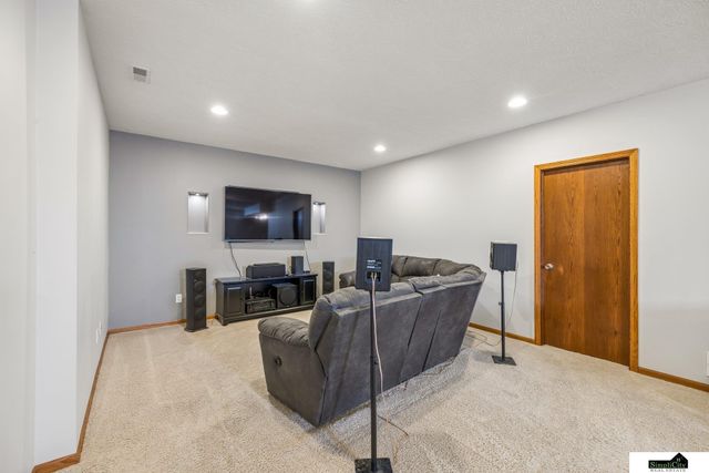 9635 Saint Clement Circle, Lincoln, NE 68526