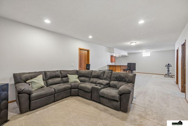 9635 Saint Clement Circle, Lincoln, NE 68526