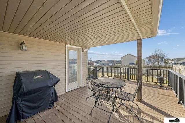 9635 Saint Clement Circle, Lincoln, NE 68526