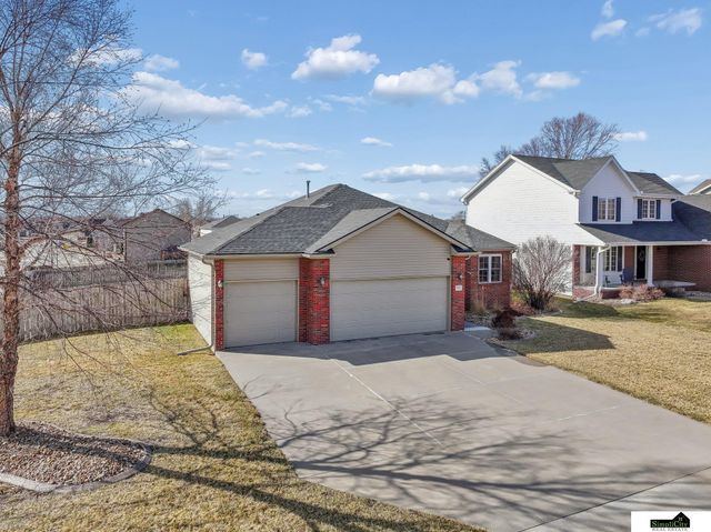 9635 Saint Clement Circle, Lincoln, NE 68526