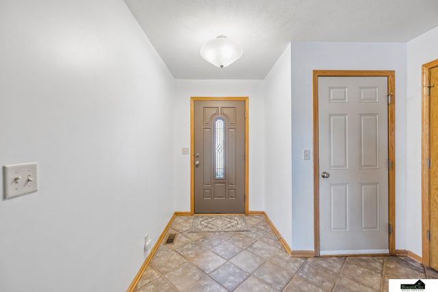 9635 Saint Clement Circle, Lincoln, NE 68526