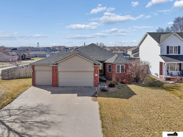 9635 Saint Clement Circle, Lincoln, NE 68526