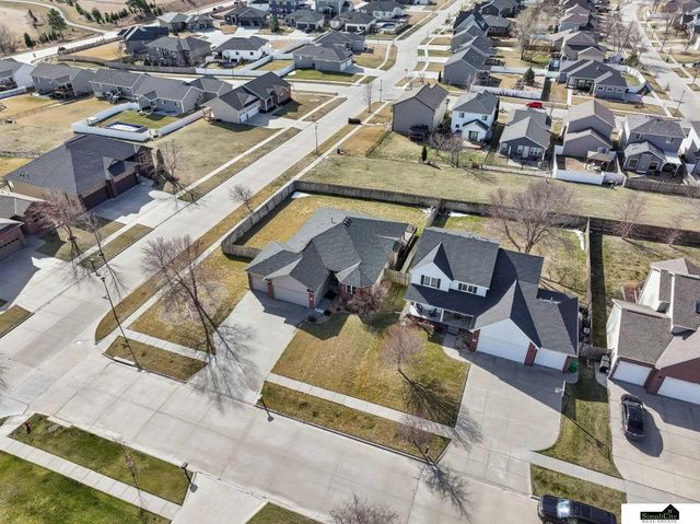 9635 Saint Clement Circle, Lincoln, NE 68526