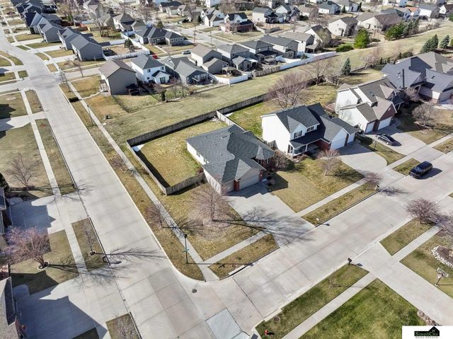 9635 Saint Clement Circle, Lincoln, NE 68526