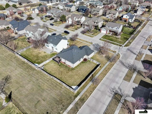 9635 Saint Clement Circle, Lincoln, NE 68526