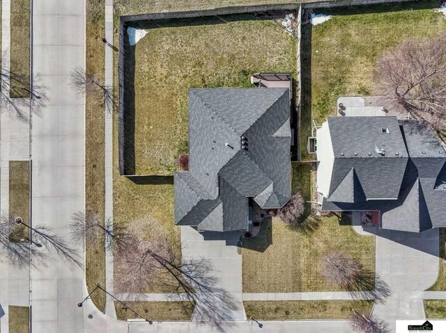 9635 Saint Clement Circle, Lincoln, NE 68526