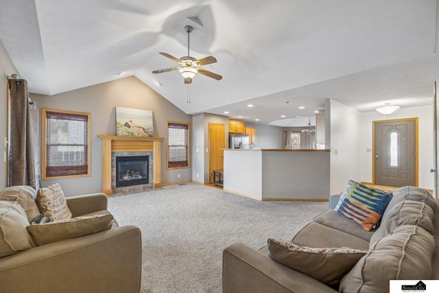 9635 Saint Clement Circle, Lincoln, NE 68526