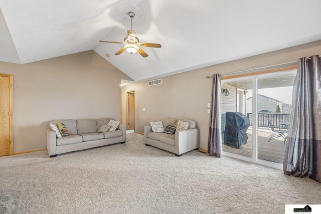 9635 Saint Clement Circle, Lincoln, NE 68526