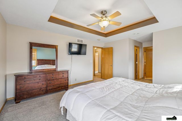 9635 Saint Clement Circle, Lincoln, NE 68526