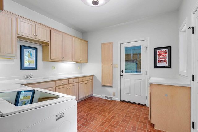 2490 DEERPATH DRIVE, Green Bay, WI 54302