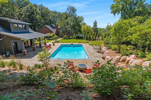 2490 DEERPATH DRIVE, Green Bay, WI 54302