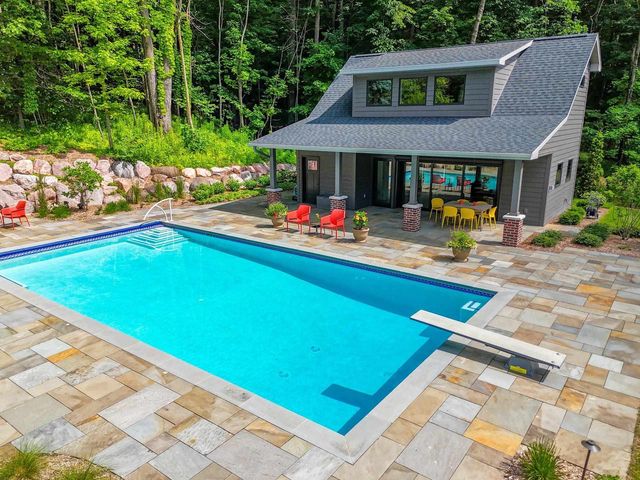 2490 DEERPATH DRIVE, Green Bay, WI 54302