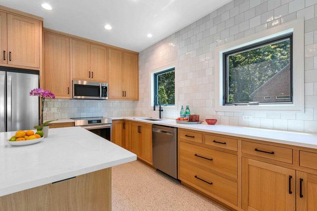 2490 DEERPATH DRIVE, Green Bay, WI 54302