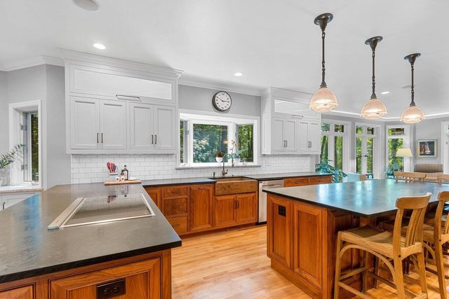 2490 DEERPATH DRIVE, Green Bay, WI 54302