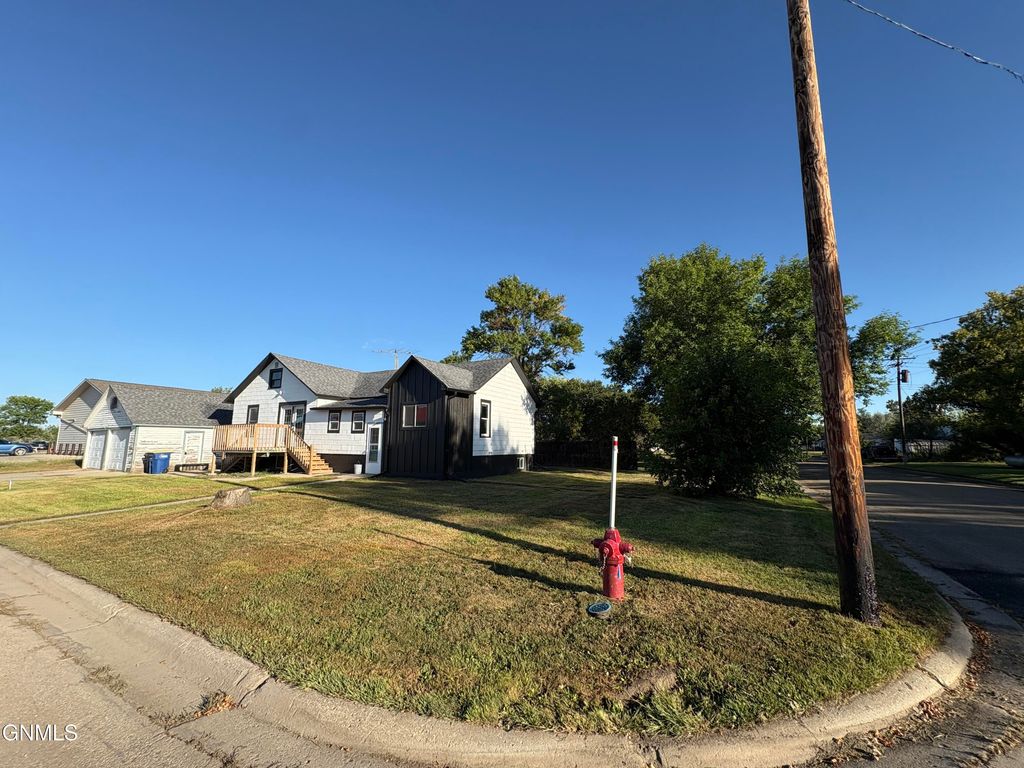 121 4th Street S, Ellendale, ND 58436 photo 2