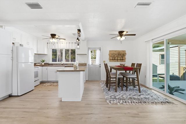 1050 N MIDIRON POINT, Crystal River, FL 34429