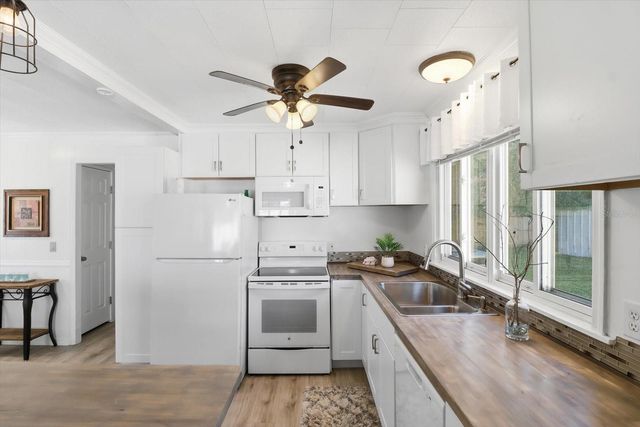 1050 N MIDIRON POINT, Crystal River, FL 34429